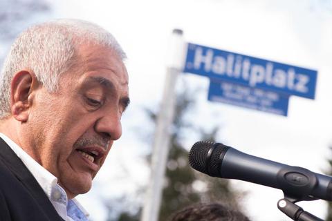 Der Vater von Halit Yozgat, Ismail Yozgat, spricht auf dem Halitplatz in Kassel.  Archivfoto: dpa  Foto: 