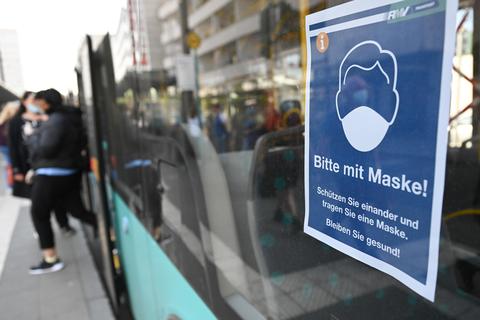 Geht es nach dem hessischen Städtetag, sollen künftig Kontrolleure Strafen von Maskenverweigerern einfordern dürfen. Symbolfoto: dpa