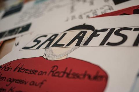 Mit dem Problem des Salafismus befasst sich ein von Wiesbadener Schülern gemaltes Plakat. Foto: dpa 