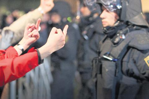 Beleidigen, drohen, pöbeln: Nach Beobachtung der FDP werden in Hessen täglich zehn Polizisten angegriffen. Foto:  dpa