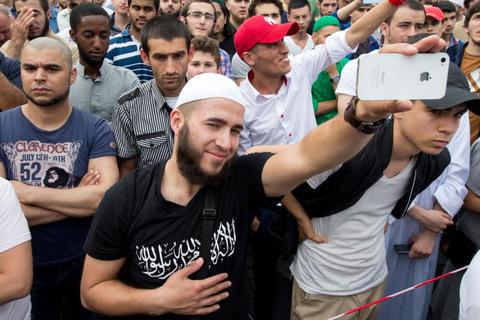 Das Violence Prevention Network soll Islamisten deradikalisieren. Unser Foto zeigt Anhänger des salafistischen Hasspredigers Pierre Vogel während einer Demonstration in Frankfurt 2013. Archivfoto: dpa 