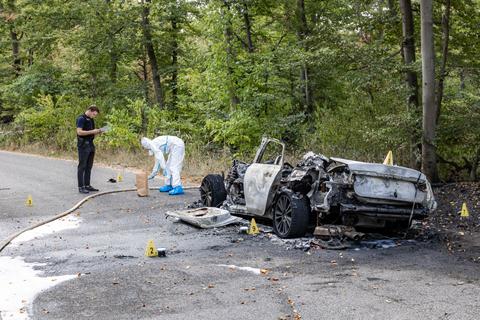 Das Fluchtfahrzeug, mit dem die Täter den Tatort verließen, wurde ausgebrannt aufgefunden. Die Spurensicherung untersucht den Wagen. Foto: 5Vision Media