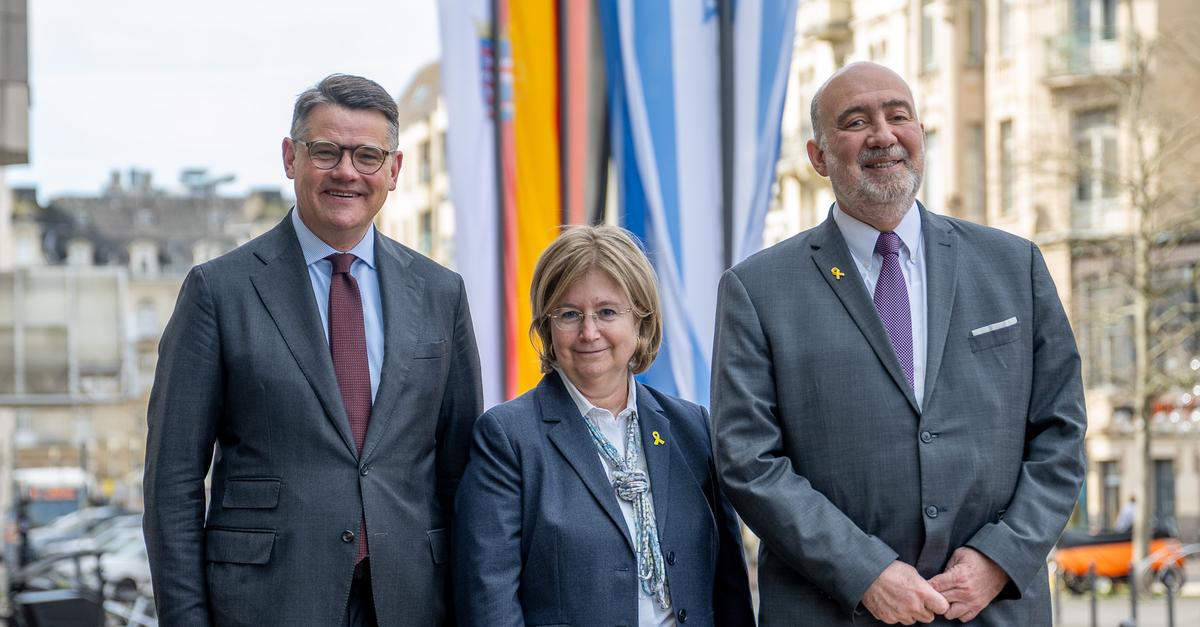 Merzova "orožarska" preusmeritev sproža razprave v Nemčiji in Izraelu