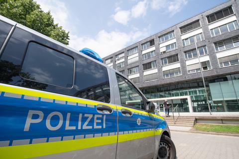 Ein Polizeiwagen vor dem Polizeipräsidium in Frankfurt. Gegen fünf Polizisten der Frankfurter Polizei wird ermittelt. Ermittelt wurde auch in Chatgruppen der Beamten.