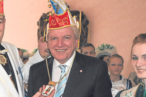 Am 12. Februar 2012 bekam Volker Bouffier vom Sitzungspräsidenten des Bad Schwalbacher Carneval Clubs (SCC) Markus Huth (links) und Pagin Jennifer den Jokus-Orden verliehen.  Archivfoto: Wolfgang Kühner