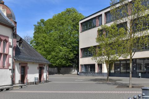 Ab dem 27.April werden sich Hessens Schulhöfe wieder füllen - allerdings schrittweise und nur mit kleinen Schülergruppen. Foto: dpa