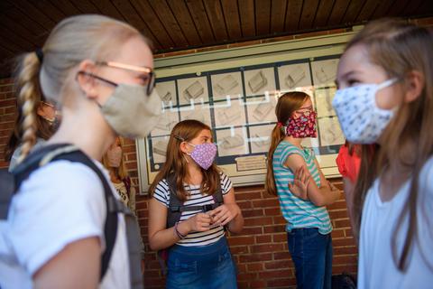 In vielen Orten in Hessen gilt wegen steigender Corona-Zahlen eine verschärfte Maskenpflicht an Schulen. Foto: dpa