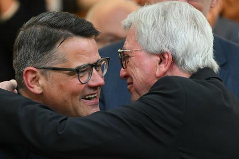 Der bisherige Ministerpräsident Volker Bouffier (rechts) gratuliert seinem Nachfolger Boris Rhein nach dessen Wahl zum neuen Ministerpräsidenten Hessens.  Foto: Arne Dedert/dpa
