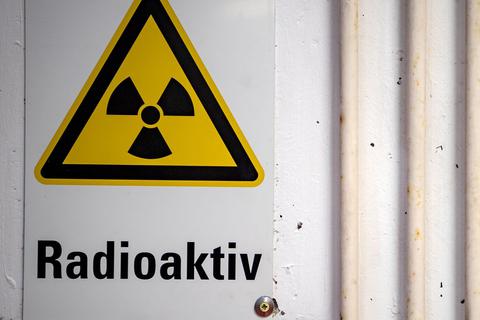 Ein Warnhinweis "Radioaktiv" hängt am Eingang.