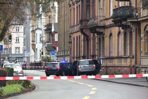 Das Fahrzeug (rechts), mit dem der Täter in der Trierer Innenstadt mehrere Menschen angefahren und getötet hat.  Foto: Trierischer Volksfreund