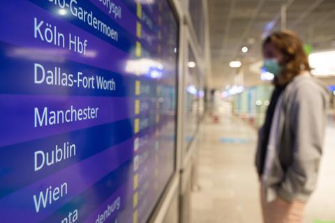 Ankommende Flüge und Züge, unteranderem aus Großbritannien, werden im Ankunftsbereich des Flughafen Frankfurt angezeigt. Foto: dpa