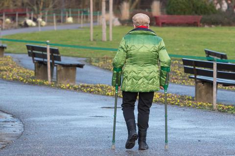 Viel zu selten werde Senioren nach einer Krankheit eine Rehabilitation genehmigt, klagen Sozialverbände.Foto: dpa  Foto: dpa