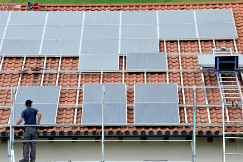 Auf jedes neue Hausdach gehören Solarzellen: Das meinen zumindest die Grünen in Rheinland-Pfalz. Foto: dpa