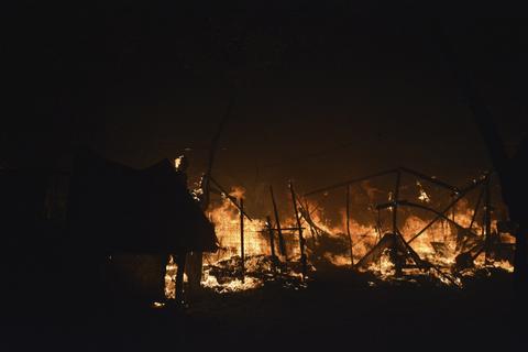 Das Flüchtlingslager Moria steht in Flammen. Foto: dpa