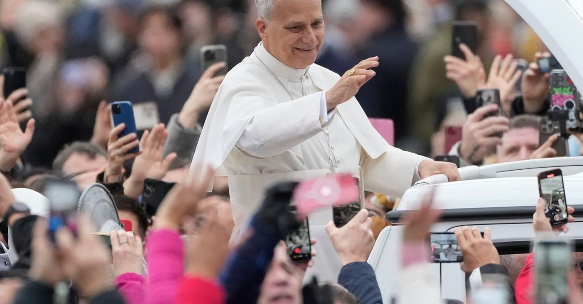 Papst mahnt zu Frieden: „Dröhnen der Waffen möge verstummen“