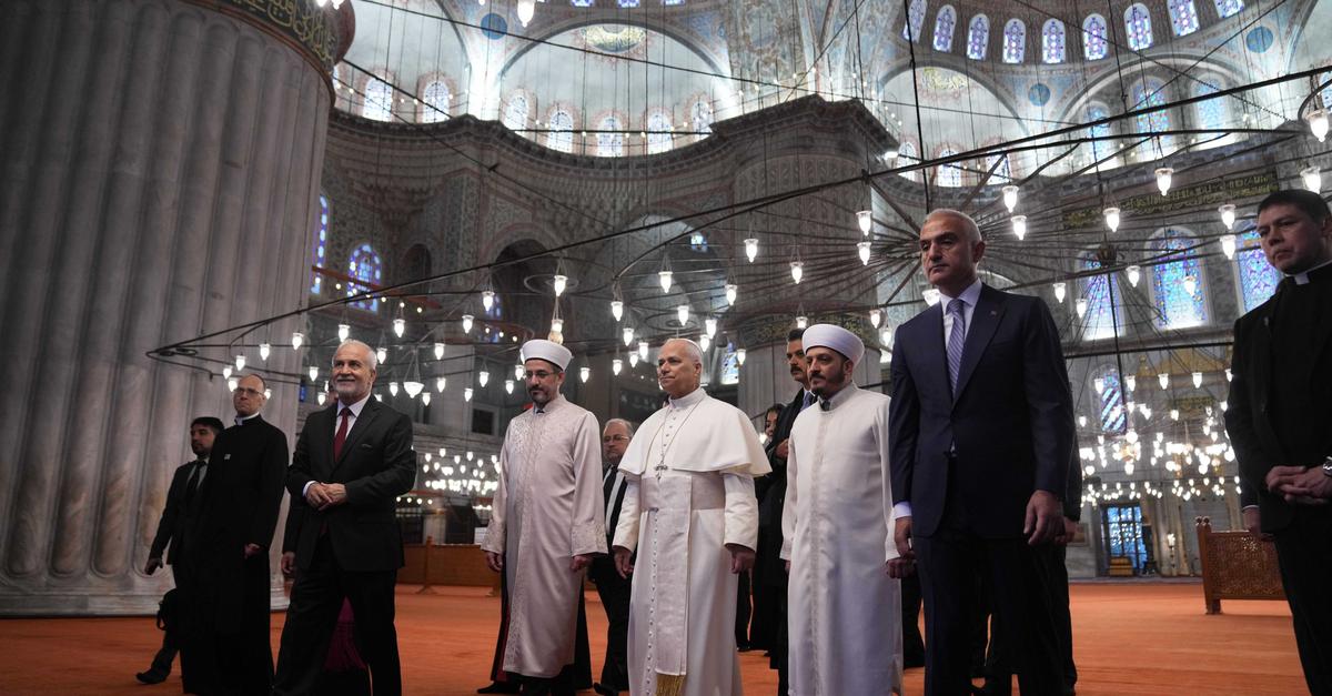 Papst-besichtigt-Blaue-Moschee-in-Istanbul