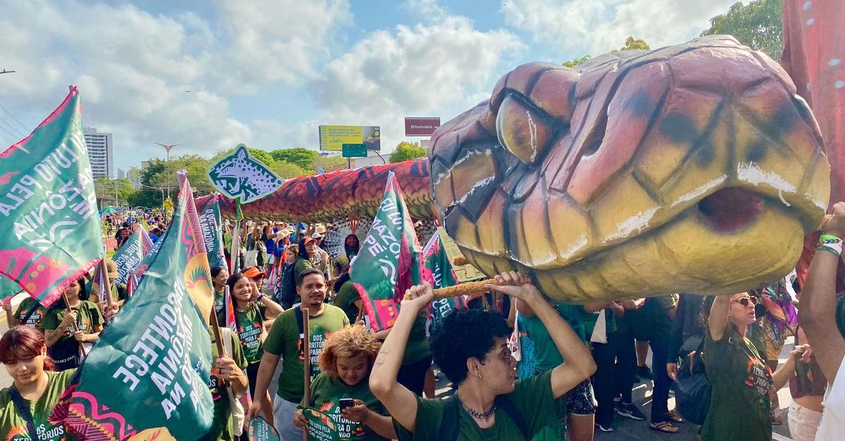 Klimagipfel in Brasilien: Tausende gehen auf die Straße