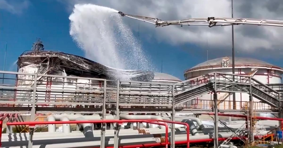 Ukraine attackiert Tanks mit Erdölprodukten – Großbrand