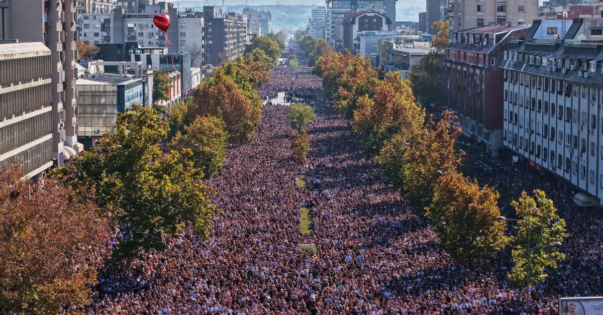 Zehntausende gedenken in Novi Sad der Tragödie mit 16 Toten