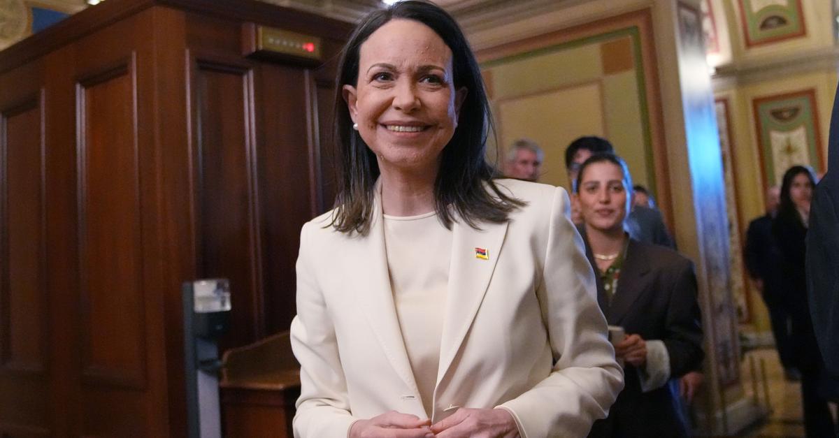 Machado-berreicht-Trump-ihre-Nobelpreis-Medaille