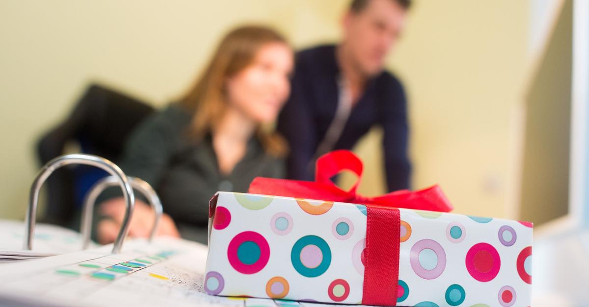 Geschenke-annehmen-auf-der-Arbeit-Wann-Vorsicht-gilt