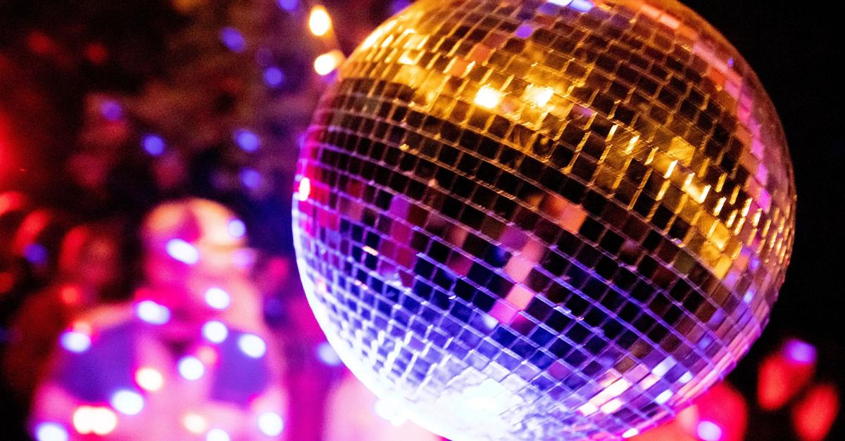 Dresscode, Kosten, Kater: Was bei der Weihnachtsfeier gilt