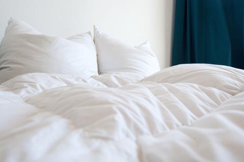 Das Bettzeug mag kuschelig und gemütlich aussehen - an heißen Sommertagen kann das Schlafen darin zur Qual werden.
