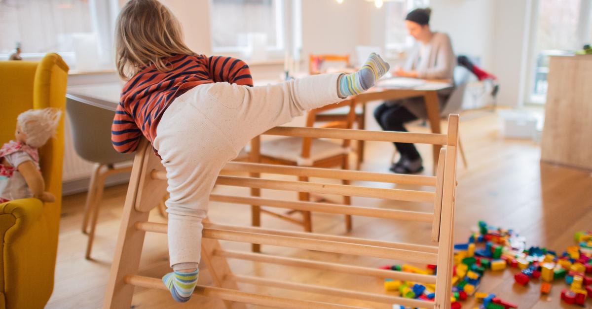 Spielen-ums-Sofa-So-wird-das-Wohnzimmer-familienfreundlich