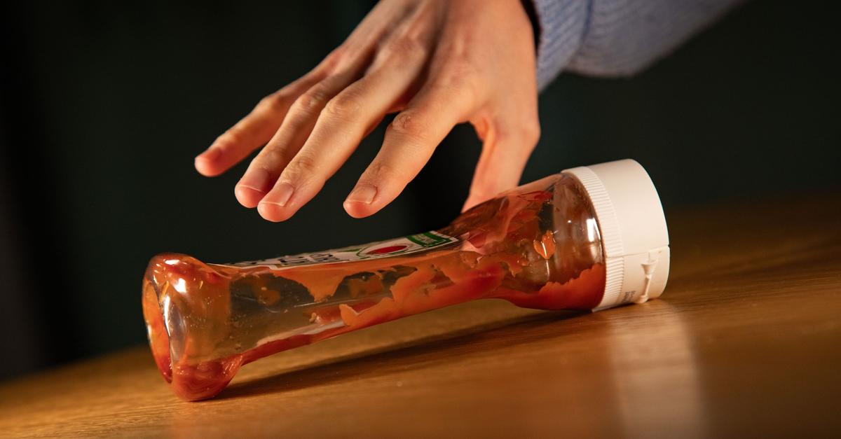 Wie-bekommt-man-die-Reste-aus-der-Ketchupflasche-