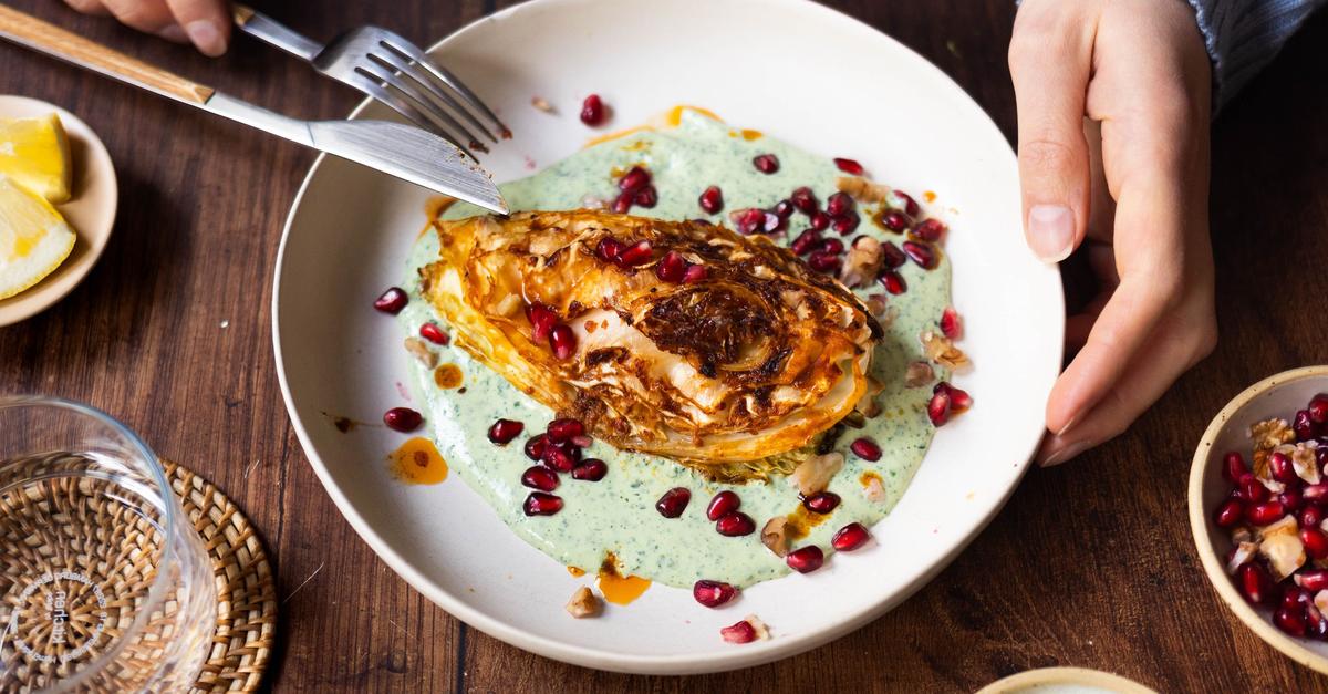 Gebackener-Spitzkohl-mit-Walnuss-Granatapfel-Topping