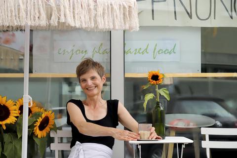 Anna Schneble kocht und backt rein pflanzlich für ihre Kunden. Foto: Andreas Kelm