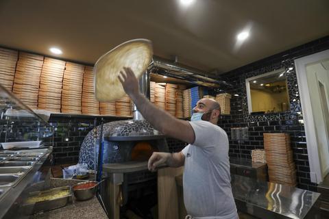 Silvester Pellegrino lässt den Pizzateig fliegen. Foto: Guido Schiek