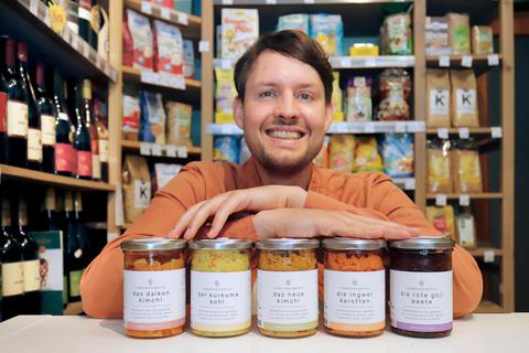 Darmstädter Ideen im Glas: Sebastian Koch im Arche-Bioladen mit dem Gemüse von Completeorganics. Foto: Andreas Kelm  