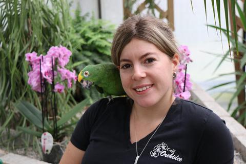 Nadine Netzer unterstützt ihre Eltern im Café Orchidee und will es später einmal weiterführen. Sie kümmert sich unter anderem um die Tiere. Gelbstirnamazone Nora nimmt gerne auf ihrer Schulter Platz. Foto: Katja Gesche