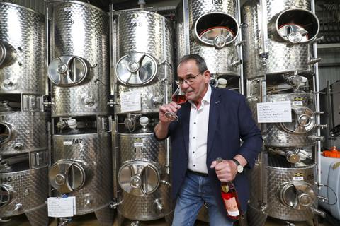 Bei der Odenwälder Winzergenossenschaft Vinum Autmundis feierte in diesem Jahr Kellermeister Jürgen Kronenberger sein 40. Jubiläum. Foto: Guido Schiek