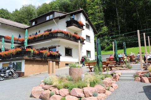 Im Hotel-Restaurant „Zum Lärmfeuer“ in Rohrbach lässt sich gutbürgerliche Küche mit einem schönen Ausblick kombinieren. Foto: Kirsten Sundermann