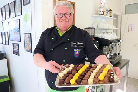 Zu den Spezialitäten, die Bernd Ginader in seiner Ourewäller Kuchestubb in Mörlenbach bereitet, gehört auch eine ganze Palette von Pralinensorten. Foto: Katja Gesche