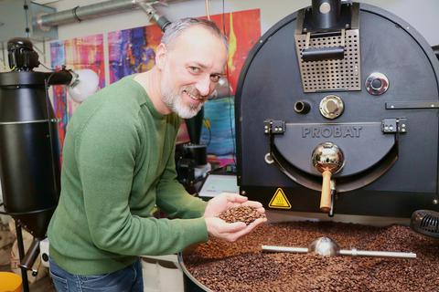 Andreas Schneider röstet frischen Kaffee. Ein Geruch von Karamell und Gewürzen liegt dabei in der Luft. Foto: Katja Gesche