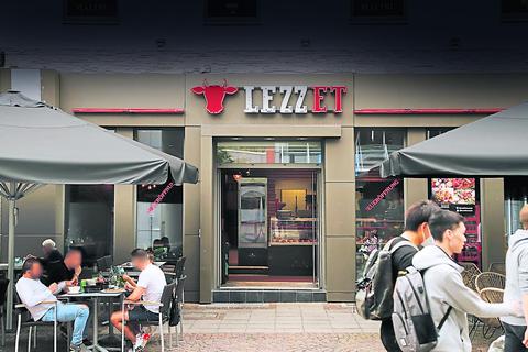 Gegrilltes Fleisch statt Burger gibt es jetzt in der Elisabethenstraße 23 – und jede Menge zu sehen, wenn man draußen sitzt. Foto: Andreas Kelm