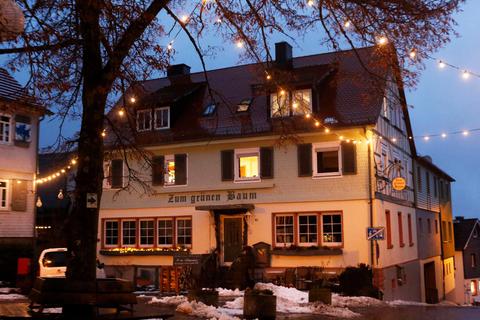 Der ursprüngliche Name "Zum Grünen Baum" prangt noch über dem Eingang zum Restaurant "Hochgenuss" in Neunkirchen. Foto: Karl-Heinz Bärtl 