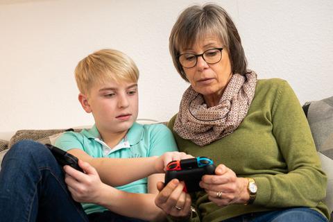 Die Jüngeren mit dem digitalen Know-How, die Älteren mit der Lebenserfahrung: Unterschiedliche Generationen können viel voneinander lernen. © Benjamin Nolte/dpa-tmn