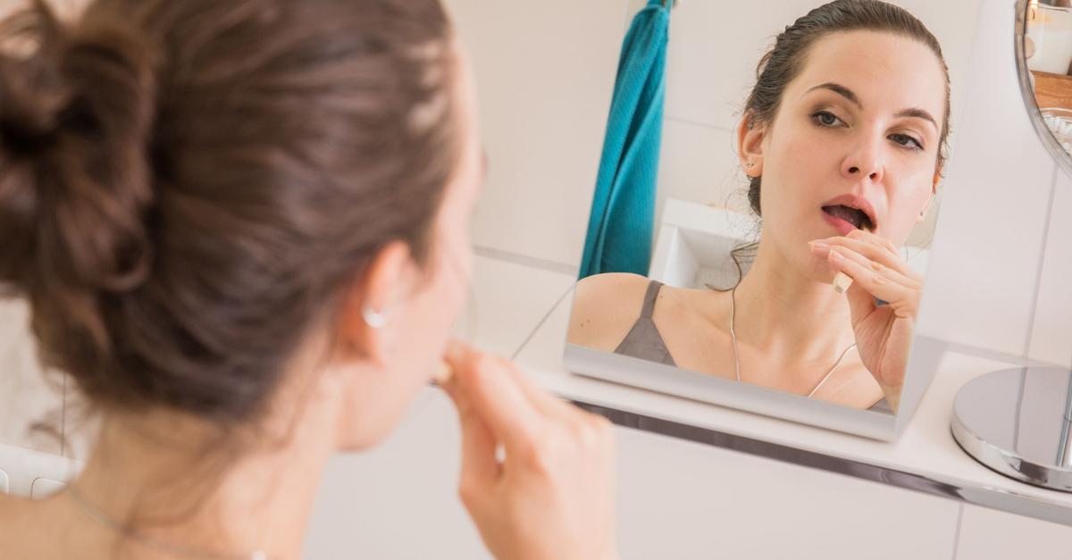 Wie stark aufdrücken beim Zähneputzen? Ein Trick hilft