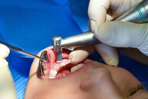 Kind beim Zahnarzt