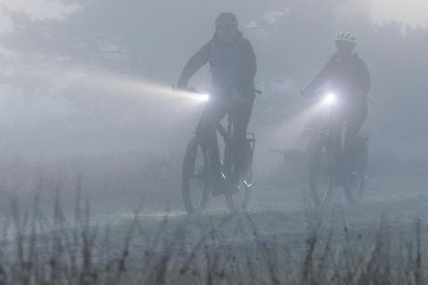 Auch in der dunklen Jahreszeit macht Radfahren Spaß. Dabei hilft die richtige Ausrüstung – gerade bei E-Bikes. Foto: dpa
