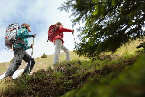 Leichte, funktionelle, aber robuste Kleidung ist angesagt. Foto: dpa
