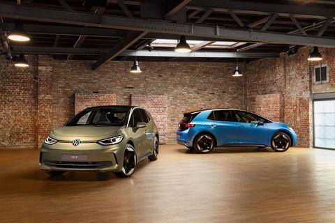Zwei Modelle des VW ID.3