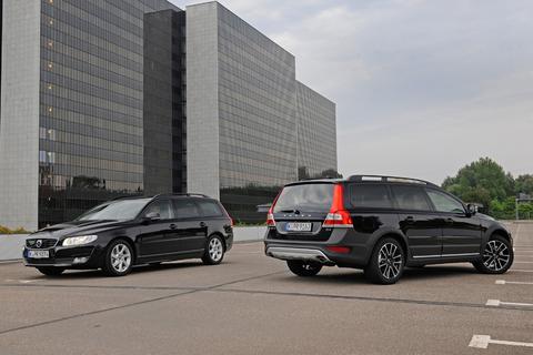 Dürfen schwarze Autos - hier der der Volvo V70 und XC 70 (von links) in der Black Edition - sonntags in Denver fahren? Angeblich verbietet ein Gesetz genau das. Foto: Volvo