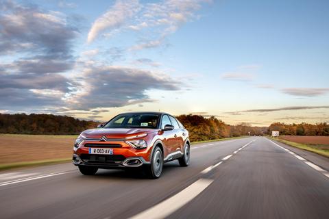 Chice Karosse, viel Platz im Innenraum: Der neue C4 weiß zu gefallen. Die  batteriegetriebene Variante hat die Lackfarbe Adonised Blue übrigens exklusiv. Foto: Citroën