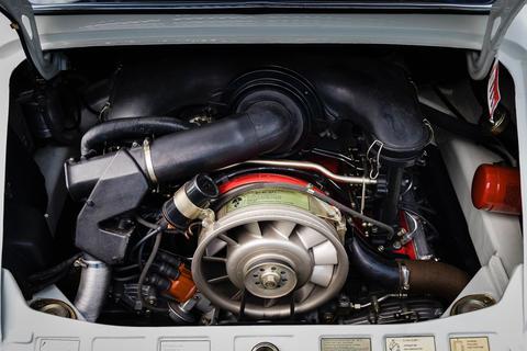 Herzstück im Heck: Der Sechszylinder mit 2687 ccm Hubraum (2.7) leistet 154 kW/210 PS. © Dirk Michael Deckbar/Porsche AG/dpa-tmn
