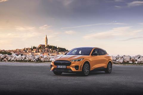 487 PS und ein Drehmoment von 860 Newtonmeter beschleunigen den Ford Mustang Mach-E aus dem Stand in 3,7 Sekunden auf 100 Kilometer pro Stunde. Foto: Ford